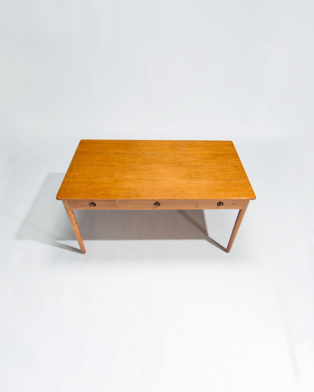 hans-wegner-at305-desk-oak-top-grain-detail-5