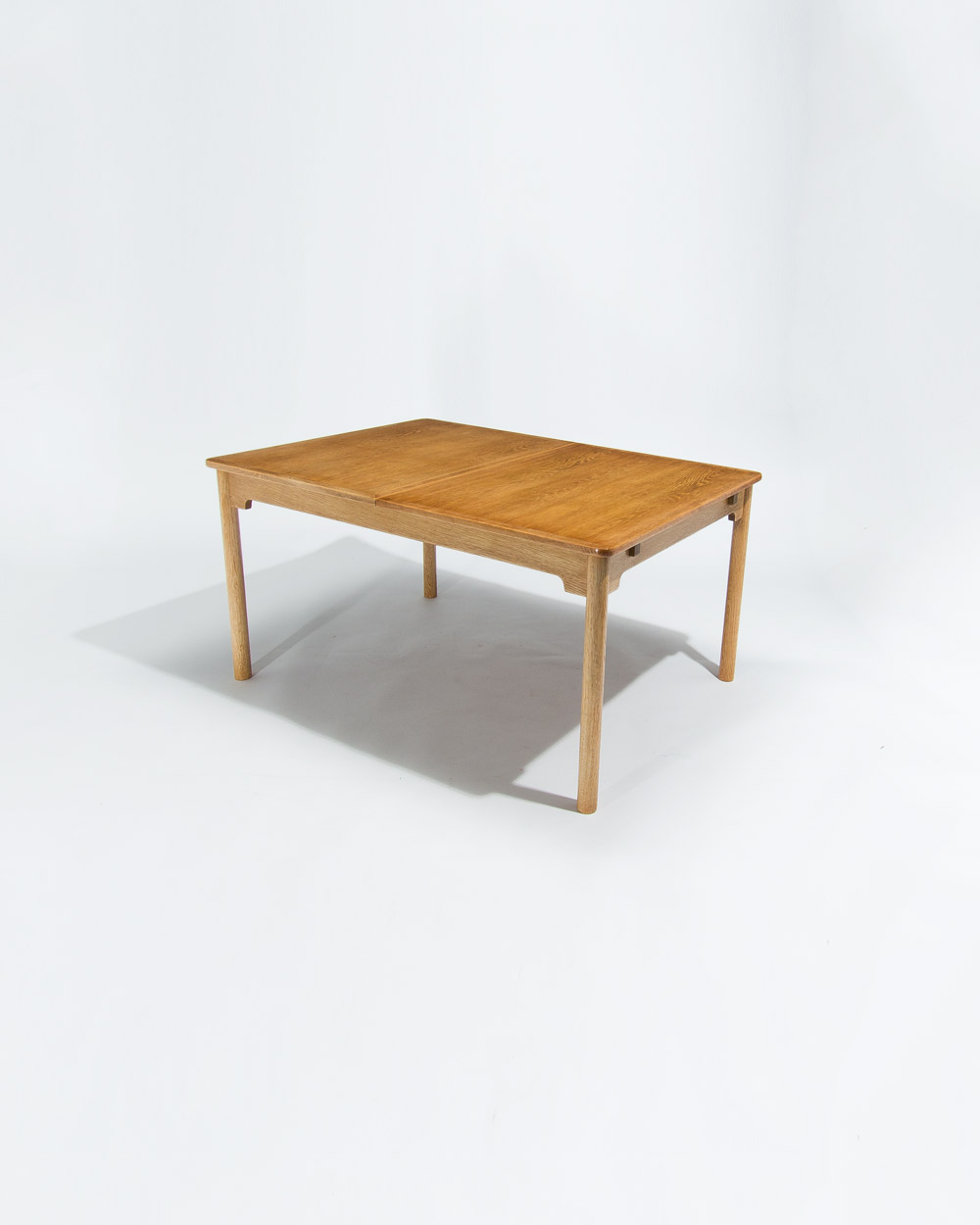 End view of Borge Mogensen oak dining table showing structure and proportions